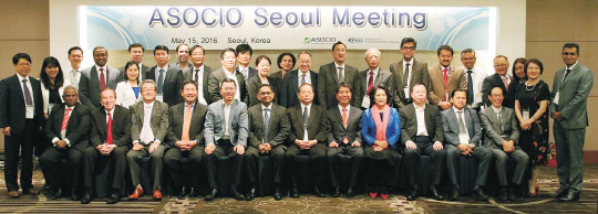 아시아 대양주 24개국 ICT 산업 협단체들로 구성된  아시아대양주정보산업기구(ASOCIO)는 15∼16일 양일간 서울 역삼동 노보텔에서 정기회의를 개최했다. 아소시오 대표들인 기념촬영을 하고 있다.    한국정보산업연합회 제공